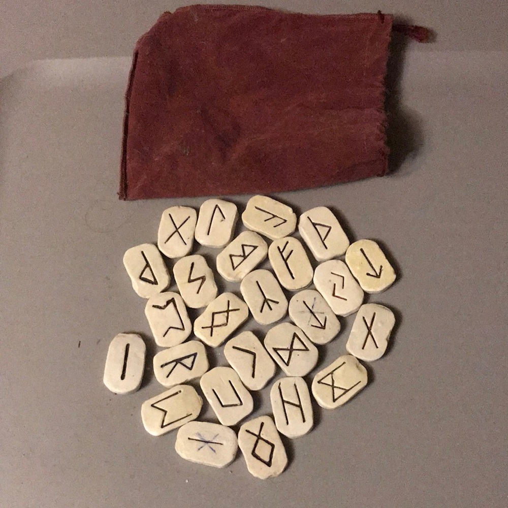 White Rune Stones Set with Pouch